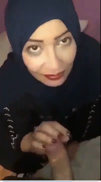 تمص لى صاحب ابنها بي كل لبونه عشان مش لاقيه راجل يكيفها و نظرتها كلها هيجان