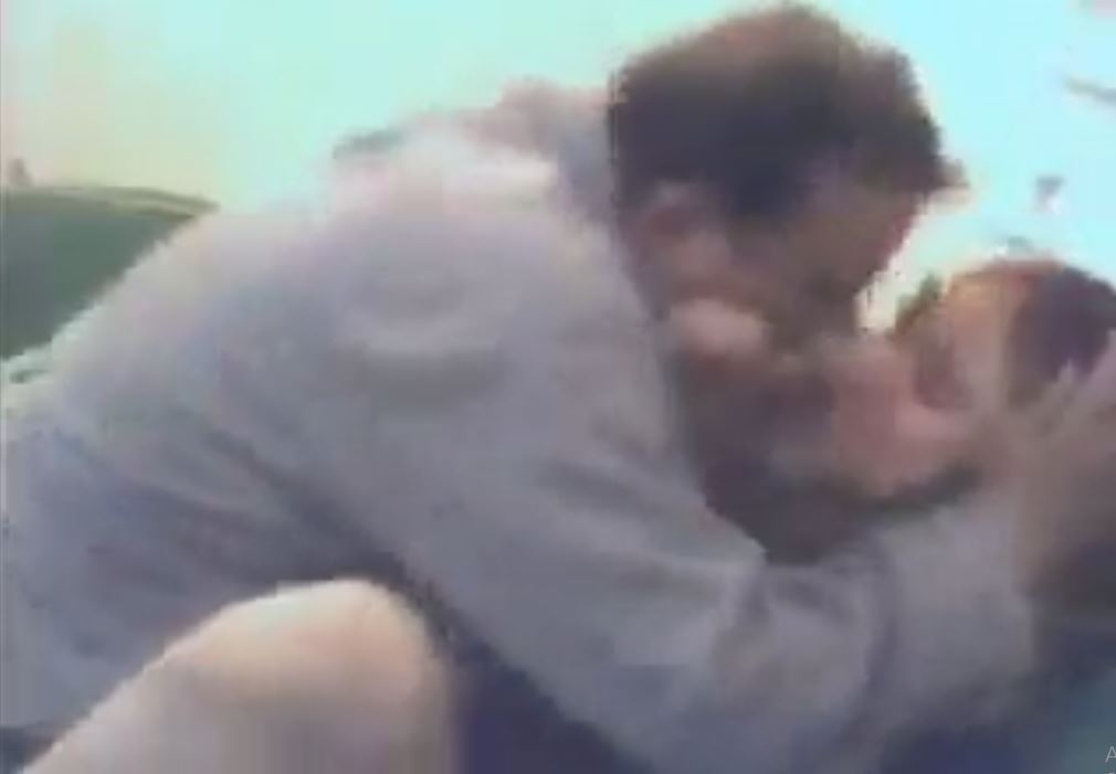 يرفعلها الجلبيه وينيكها جمب ابنها عشان مدفعتش الايجار سكس مصري